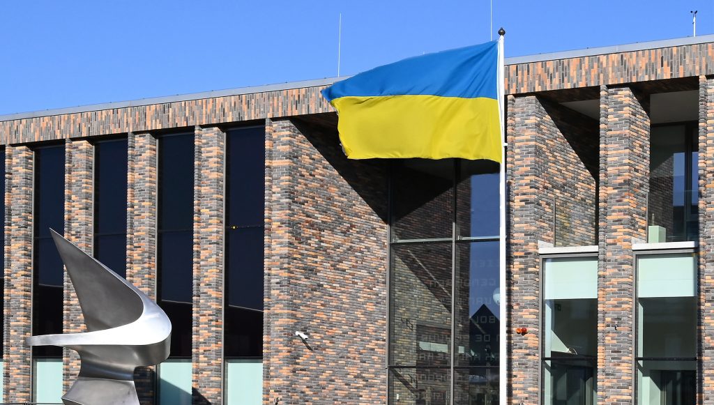 Vlag Oekraïne wappert op gemeentehuis Drechterland.