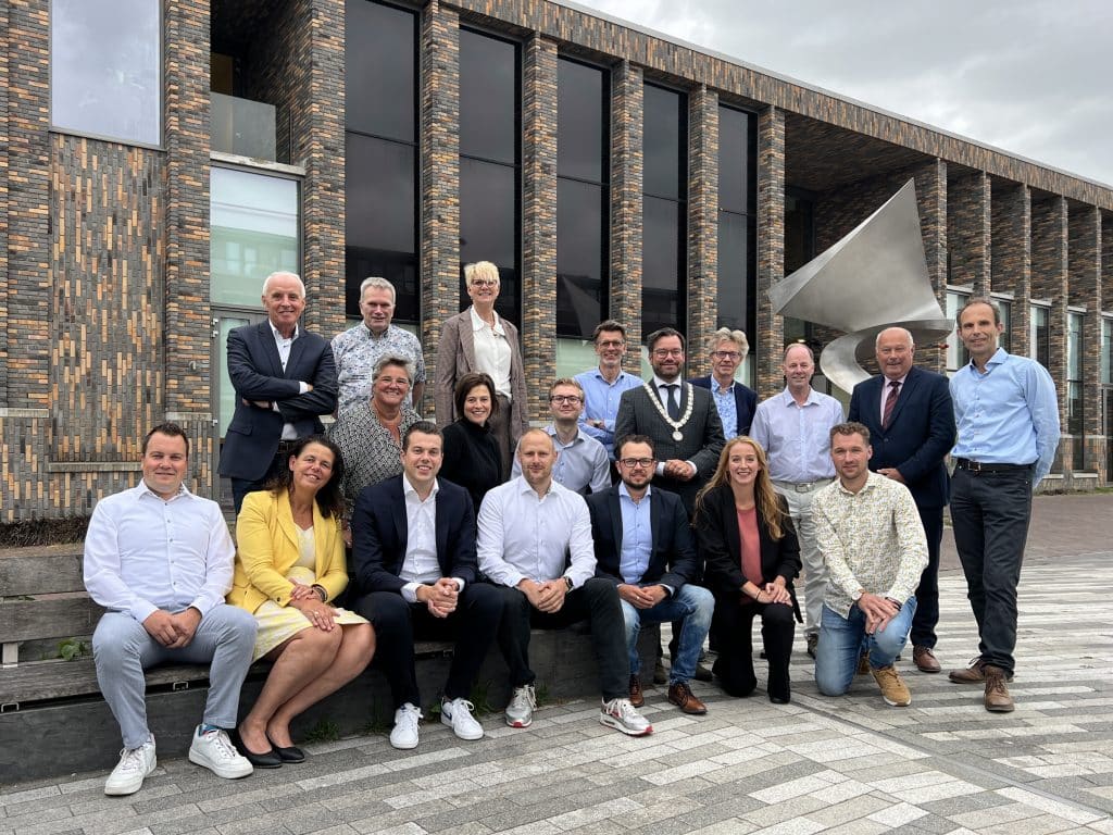 Gemeenteraad van Drechterland poseert voor het gemeentehuis