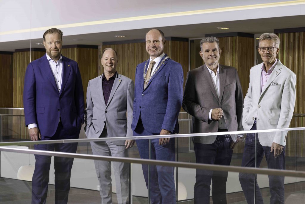 Het college van burgemeester en wethouders van Drechterland met van links naar rechts gemeentesecretaris Martijn Schroor, wethouder Idso Brouwer, burgemeester Bram Diepstraten, wethouder Marcel ten Have (SPD), en wethouder Sjon Wagenaar (Progressief Drechterland).