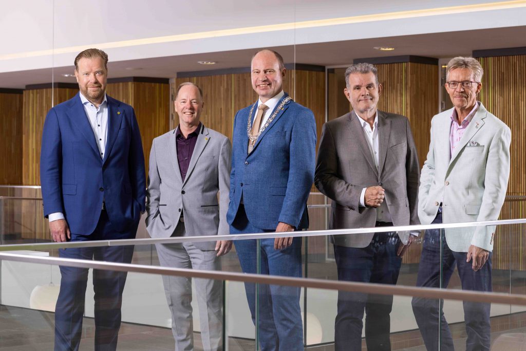 Het college van burgemeester en wethouders van Drechterland met van links naar rechts gemeentesecretaris Martijn Schroor, wethouder Idso Brouwer, burgemeester Bram Diepstraten, wethouder Marcel ten Have (SPD), en wethouder Sjon Wagenaar (Progressief Drechterland).